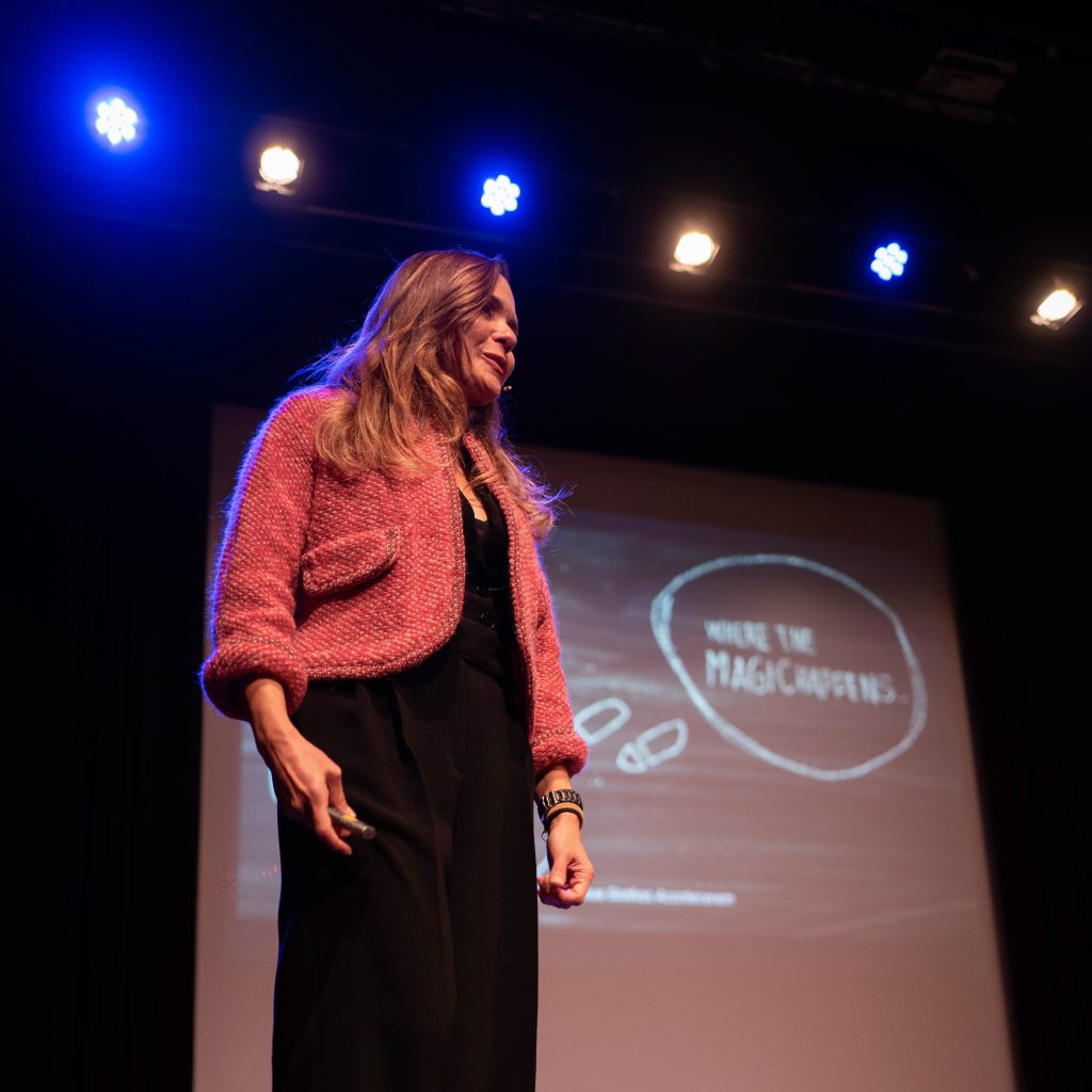 Camile Maia Ferreira. Autora do livro "Faz os Teus Sonhos Acontecerem" realizou no dia 3 de dezembro de 2023 um evento sobre Autoliderança e Liderança Sustentável na Casa de Cultura Jaime Lobo e Silva da Ericeira.